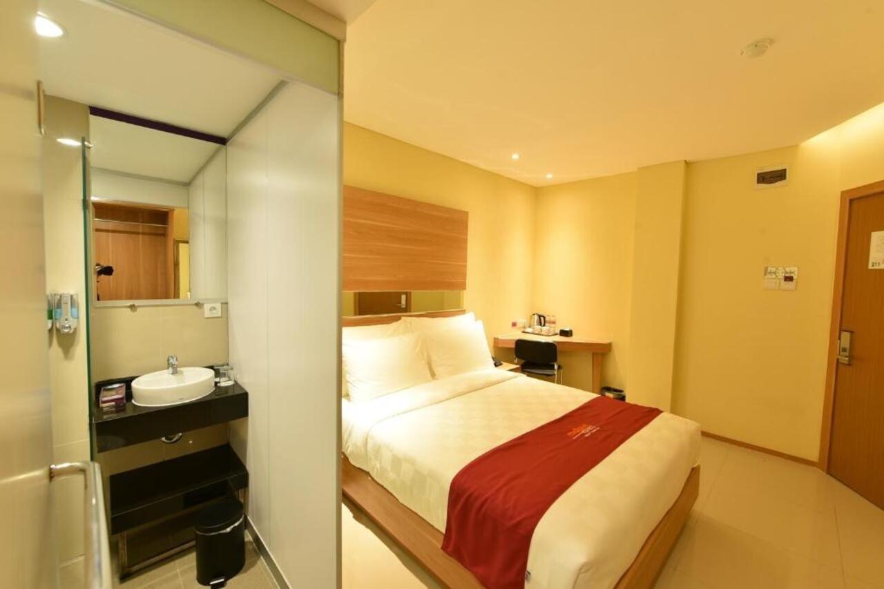 Отель Midtown Xpress Balikpapan Экстерьер фото