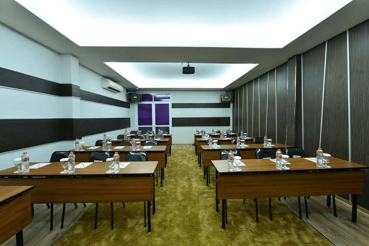 Отель Midtown Xpress Balikpapan Экстерьер фото
